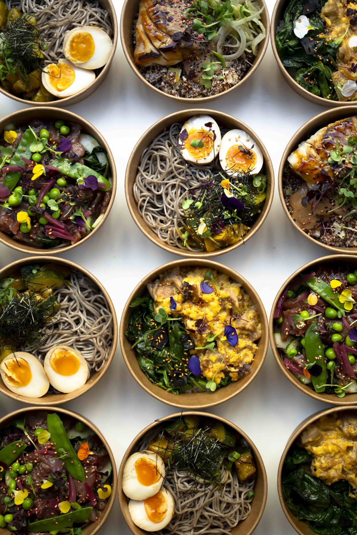 Bols de riz japonais et garnitures de saison
