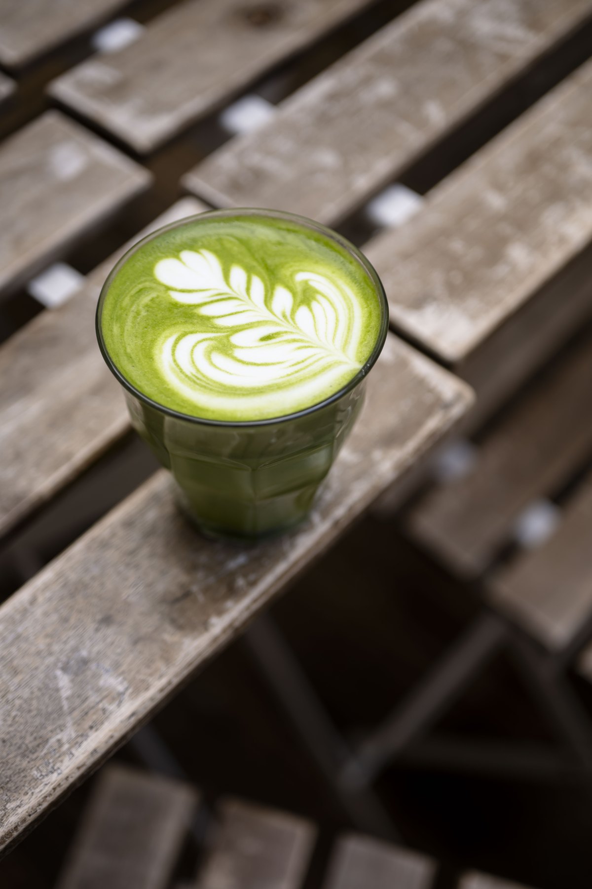 Matcha latte préparé au comptoir du café
