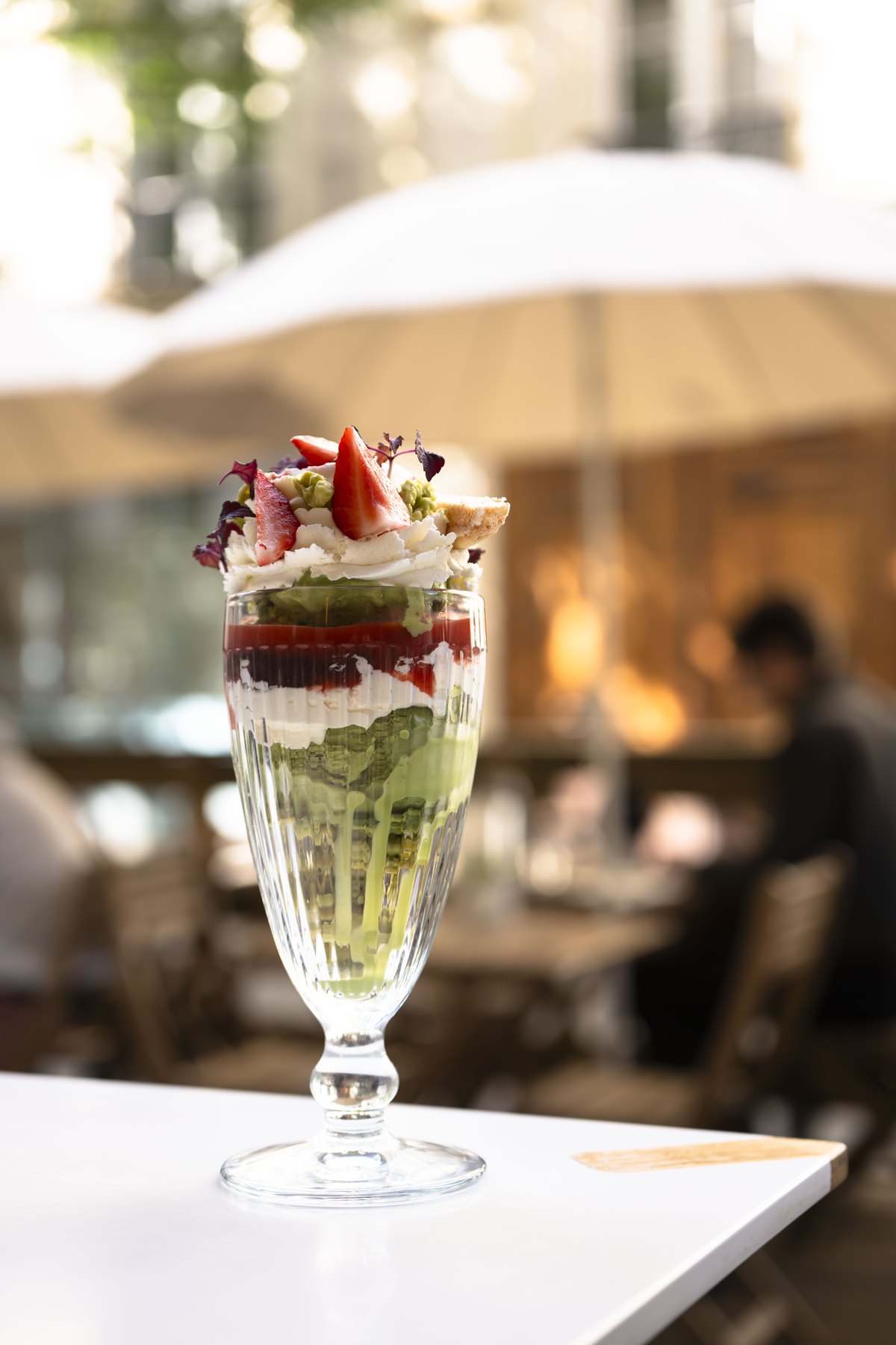 Parfait au matcha servi en terrasse rue Béranger